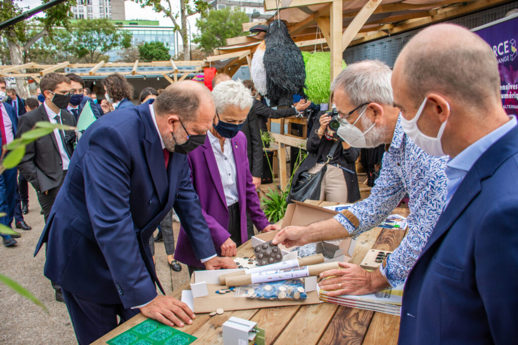 Le 30 septembre, le Garde des Sceaux, ministre de la Justice, accompagné de Brigitte Klinkert, ministre déléguée auprès de la ministre du Travail, de l'Emploi et de l'Insertion, chargée de l'Insertion, a annoncé la création du label PePs.
