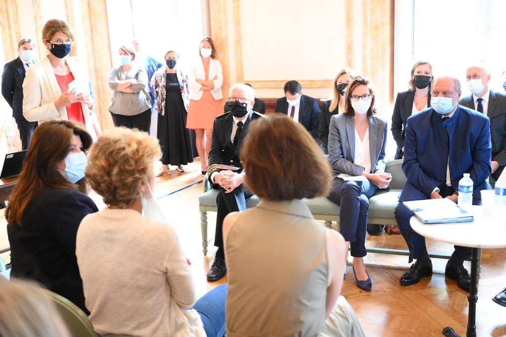 Le 30 août 2021, Éric Dupond-Moretti, garde des Sceaux, et Amélie de Montchalin, ministre de la Transformation et de la Fonction publique, se sont rendus dans les Yvelines pour rencontrer les acteurs de la plateforme TIG 360°.