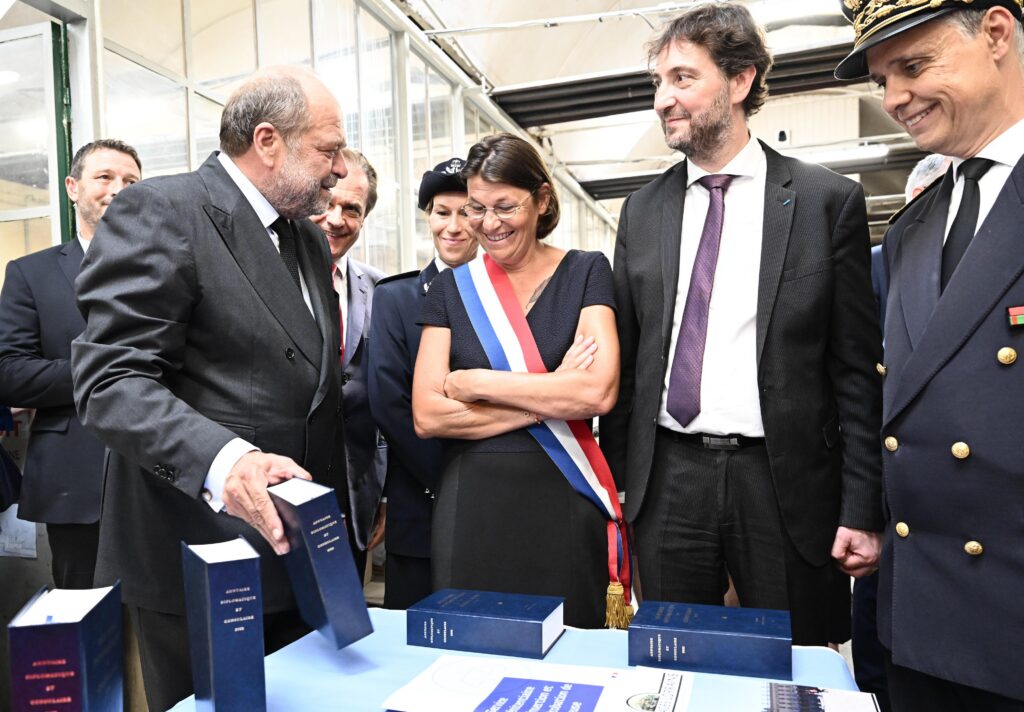 Ce jeudi le 1er septembre, Éric Dupond-Moretti, garde des Sceaux, ministre de la Justice, s'est rendu à l'atelier d'imprimerie et de façonnage du centre de détention de Melun.