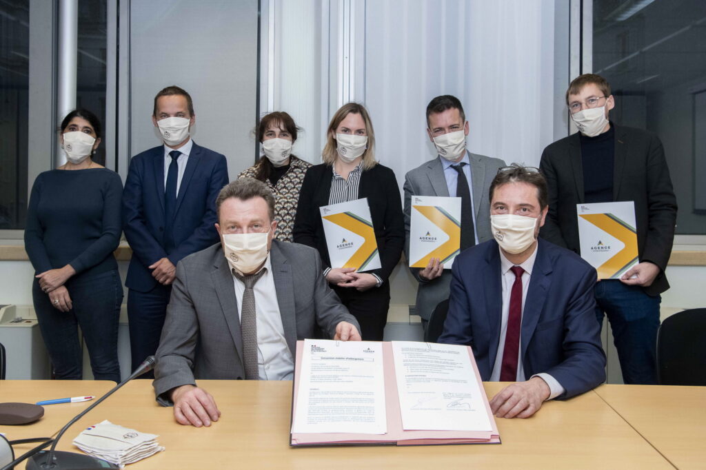 Signature d'un accord par les équipes de l'Atigip et la direction des achats de l'Etat