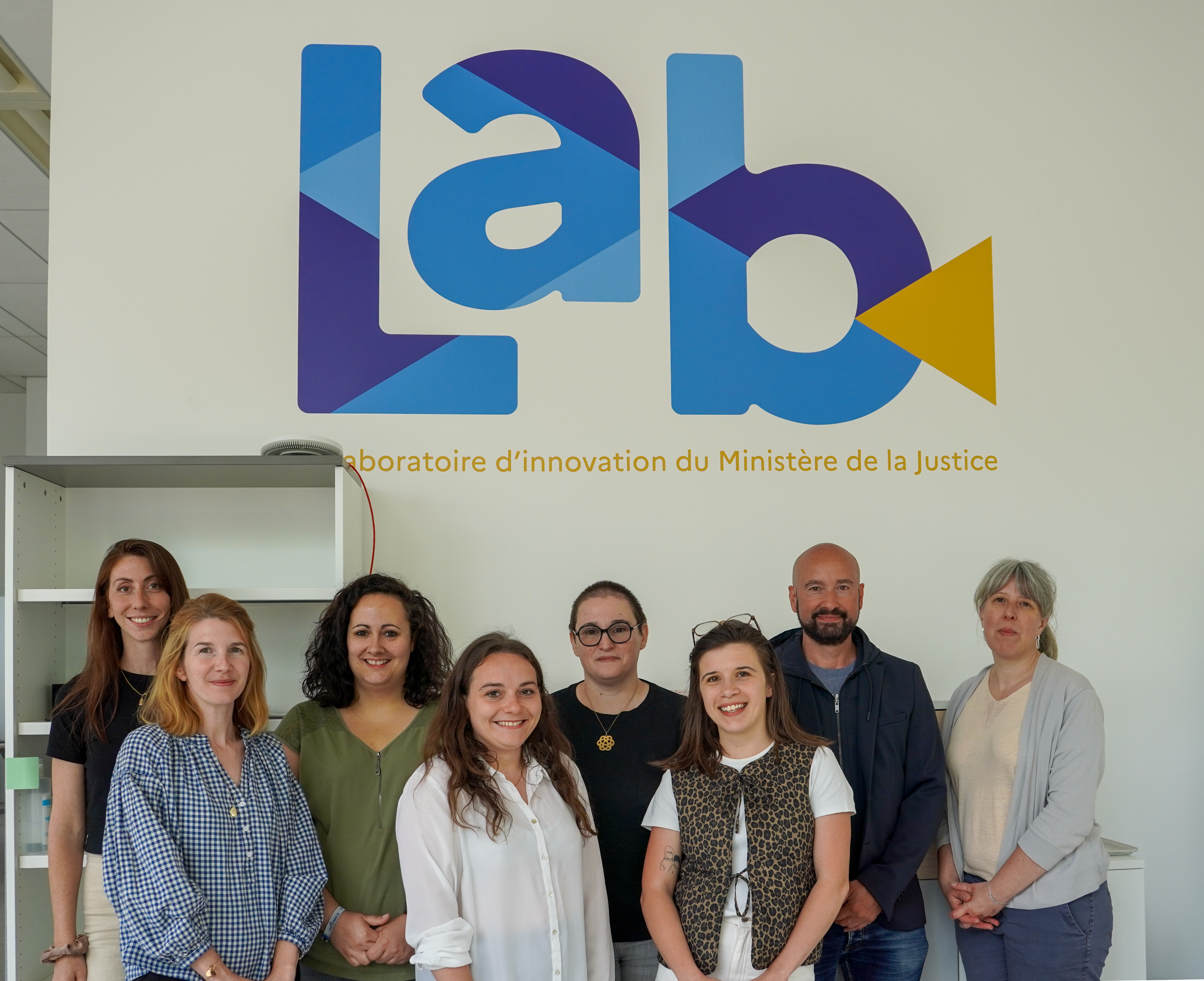 Photo de groupe devant le logo du Lab : Dernière journée de travail collectif de la 4è édition du prix 2D (crédits : Atigip)